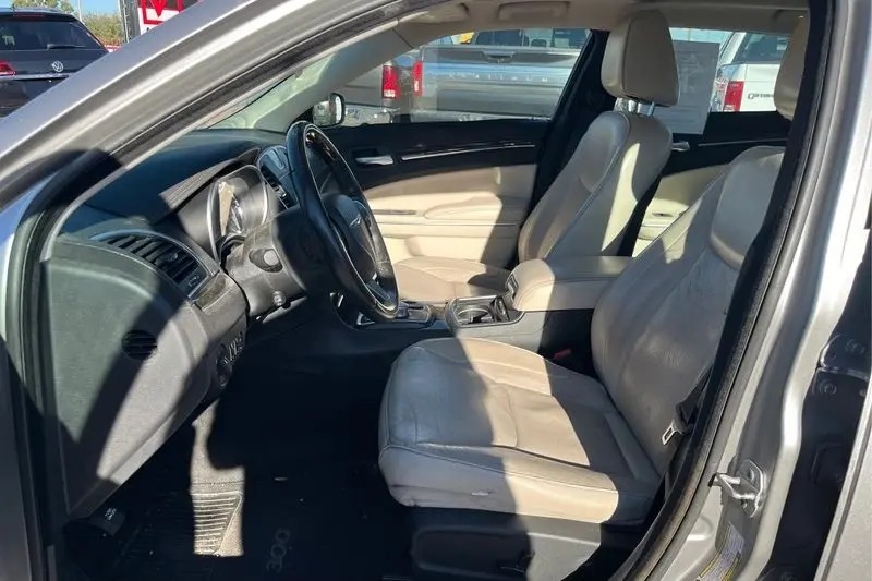 
								2016 Chrysler 300 full									