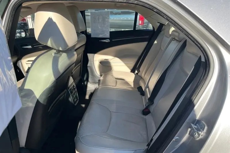 
								2016 Chrysler 300 full									