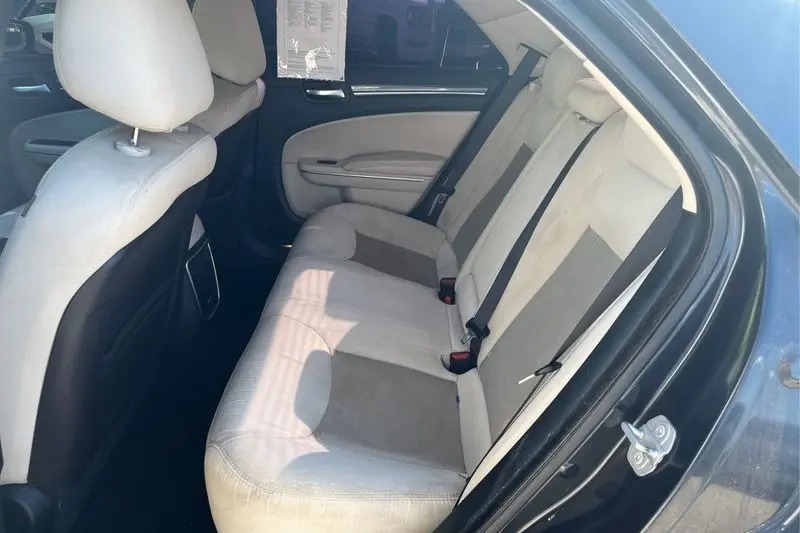 
								2019 Chrysler 300 Touring full									