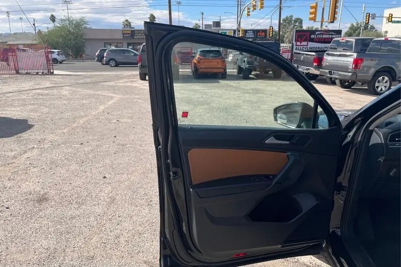 
								2019 Volkswagen Tiguan 2.0T SEL full									