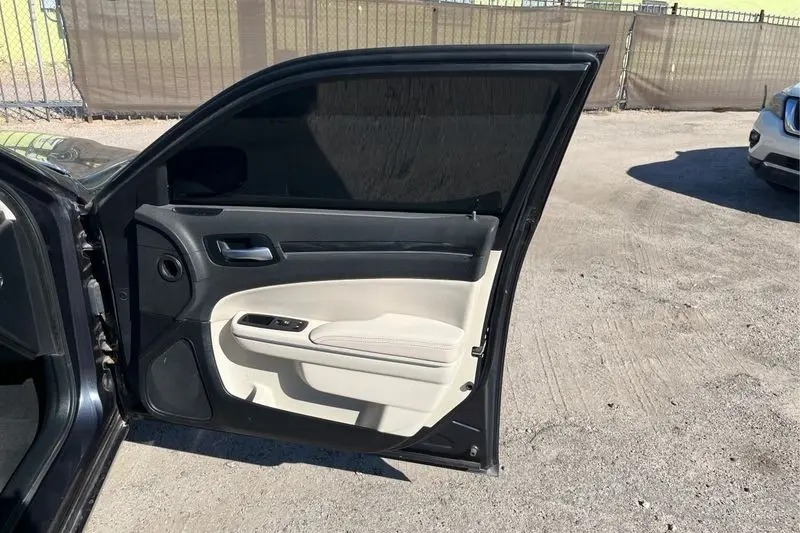 
								2019 Chrysler 300 Touring full									