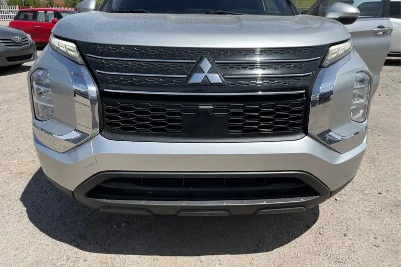 
								2022 Mitsubishi Outlander ES 2.5 2WD full									