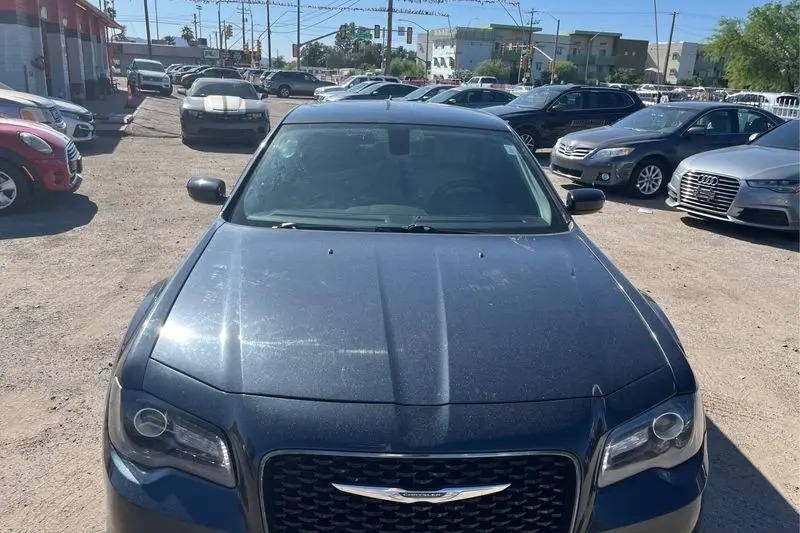 
								2019 Chrysler 300 Touring full									