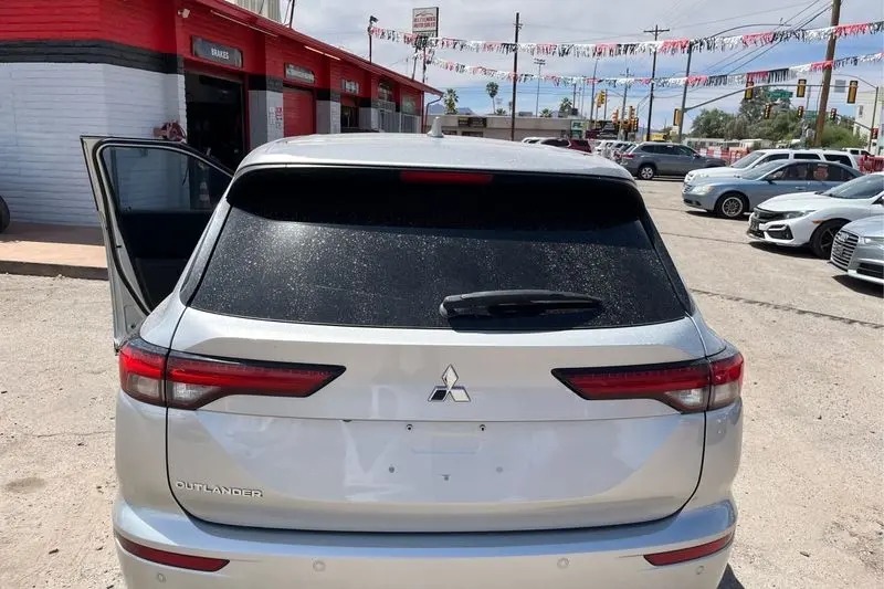 
								2022 Mitsubishi Outlander ES 2.5 2WD full									