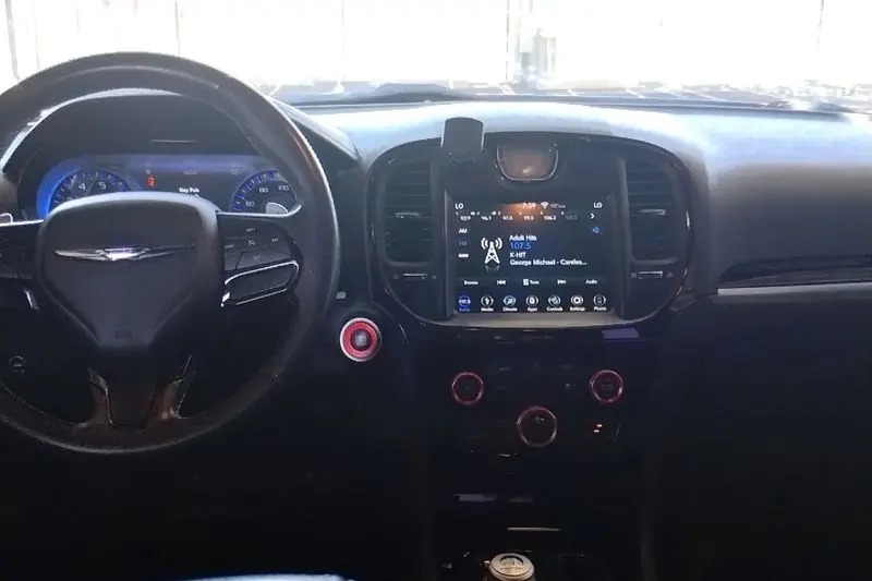 
								2019 Chrysler 300 S full									