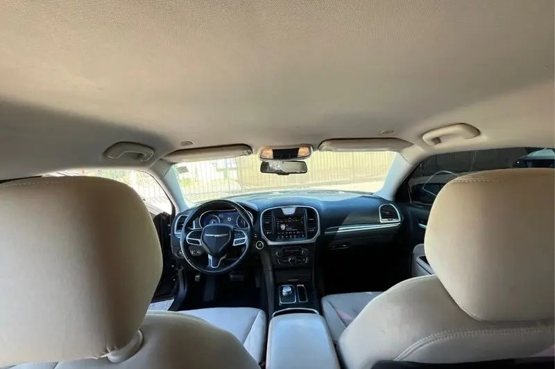 
								2019 Chrysler 300 Touring full									