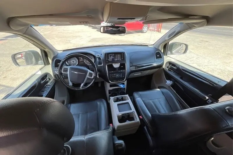 
								2014 Chrysler Town & Country Touring full									